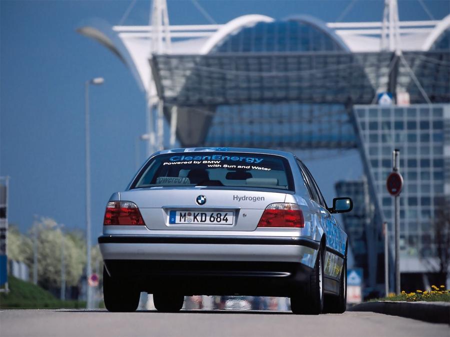  BMW 750hL CleanEnergy Concept 2000 года  (фото 9 из 16)